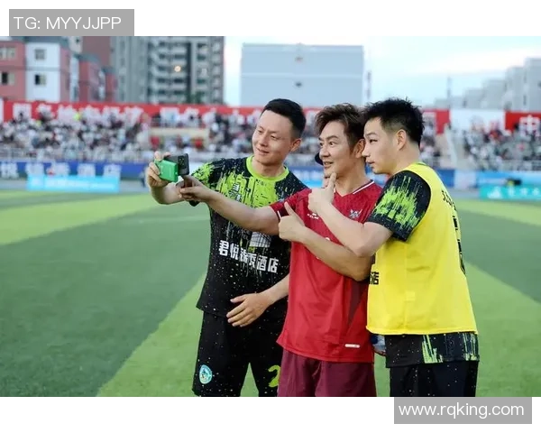 戴眼镜的足球明星们如何在绿茵场上展现独特风采与实力