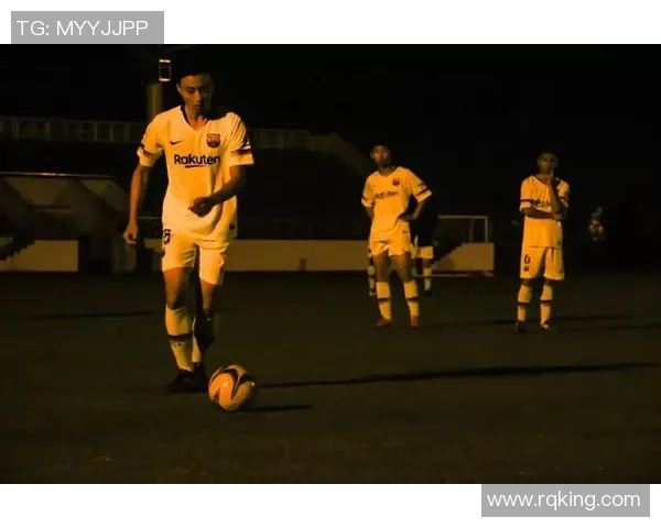 孤独的足球明星在绿茵场上追逐梦想的背影与心灵的挣扎